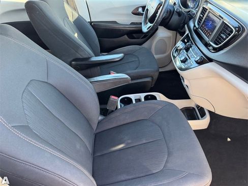 Used 2019 Chrysler Pacifica LX image 12