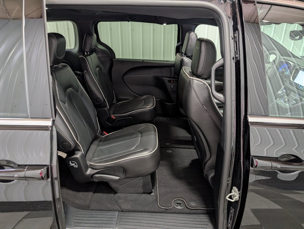 Used 2027 Chrysler Pacifica Limited FWD image 25