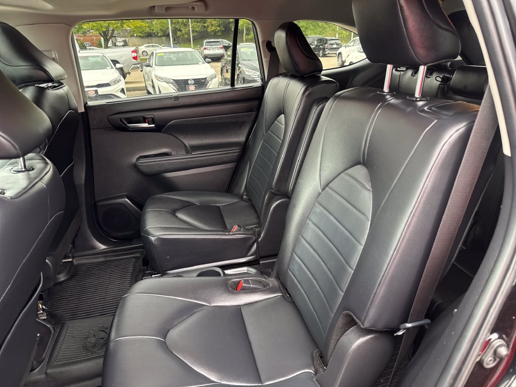 Used 2024 Toyota Highlander XLE AWD/4WD image 36