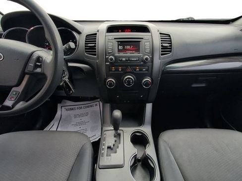 Used 2013 Kia Sorento LX w/ Convenience Pkg image 11