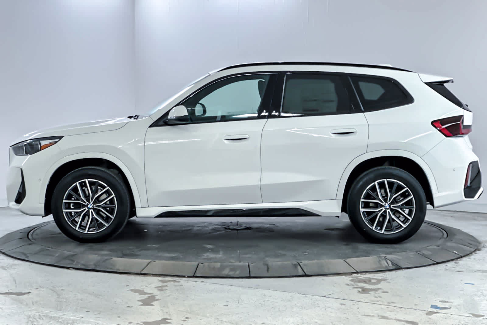 Used 2026 BMW X1 xDrive28i w/ M Sport Package AWD/4WD image 5