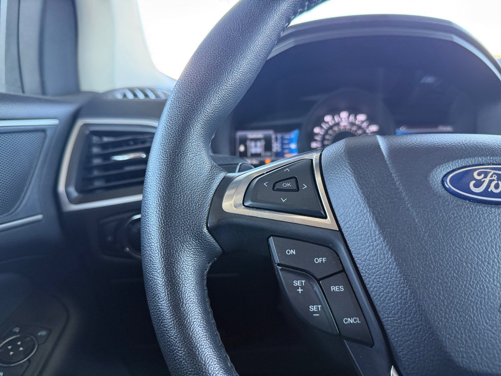 Used 2024 Ford Edge SEL w/ Convenience Package AWD/4WD image 16