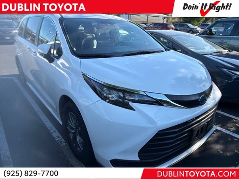 Used 2024 Toyota Sienna LE AWD/4WD image 1
