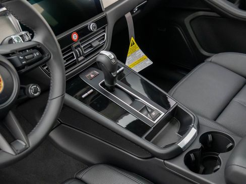 Certified 2026 Porsche Macan AWD/4WD image 13