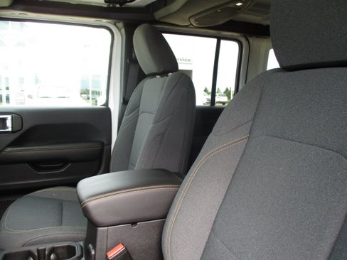 Used 2025 Jeep Wrangler Unlimited Sahara AWD/4WD image 34