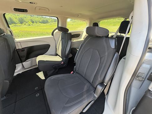 Used 2023 Chrysler Voyager LX FWD image 18