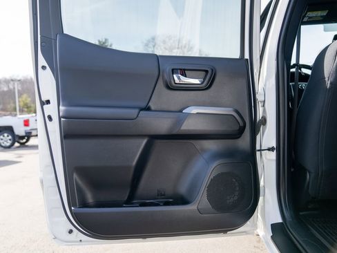 Used 2022 Toyota Tacoma TRD Off-Road w/ Technology Package image 17