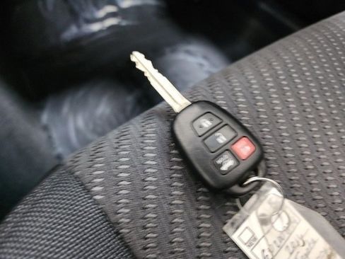 Used 2016 Toyota Camry LE image 32