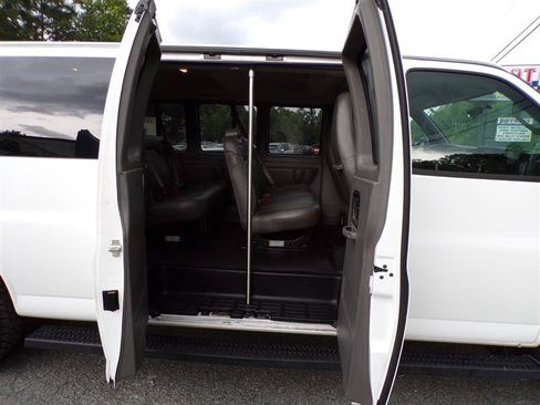 Used 2017 Chevrolet Express 3500 LS RWD image 21