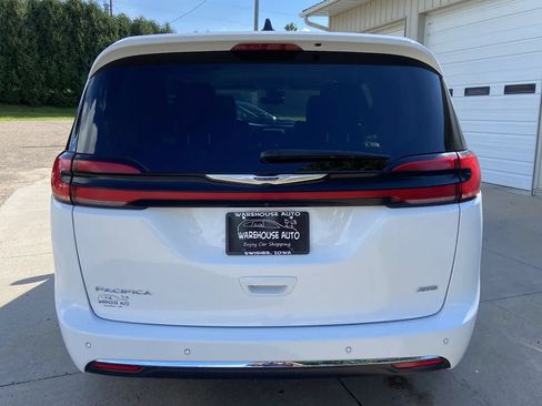 Used 2024 Chrysler Pacifica Touring-L AWD/4WD image 6