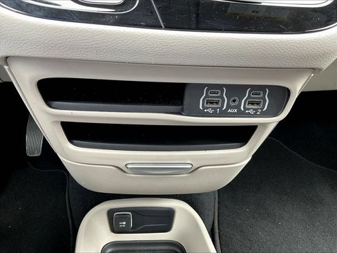 Used 2023 Chrysler Pacifica Touring-L FWD image 18