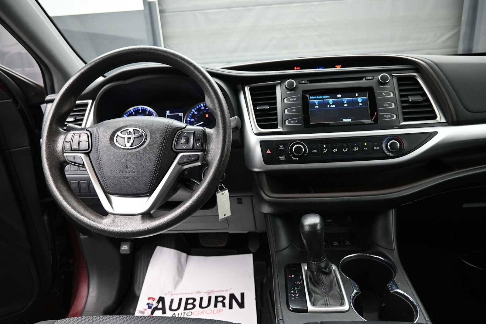 Used 2019 Toyota Highlander LE AWD/4WD image 14