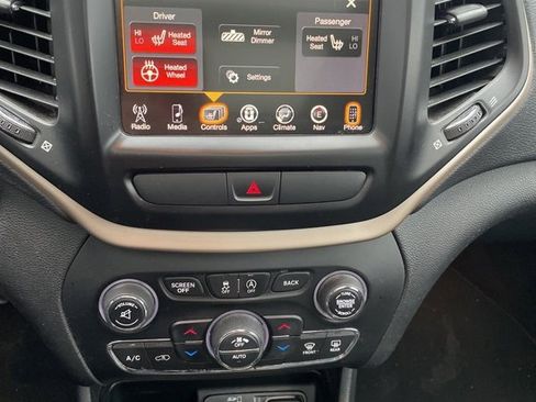 Used 2016 Jeep Cherokee Limited image 10