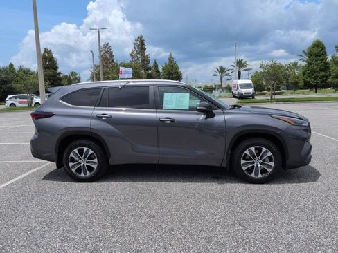 Certified 2024 Toyota Highlander XLE FWD image 3
