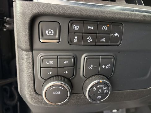 Used 2025 Chevrolet Suburban Z71 image 30