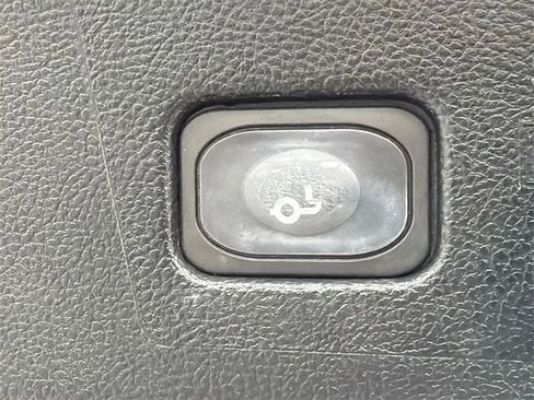 Used 2019 Ford Edge Titanium image 19