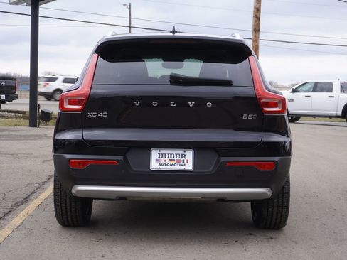 Used 2023 Volvo XC40 B5 Plus image 6