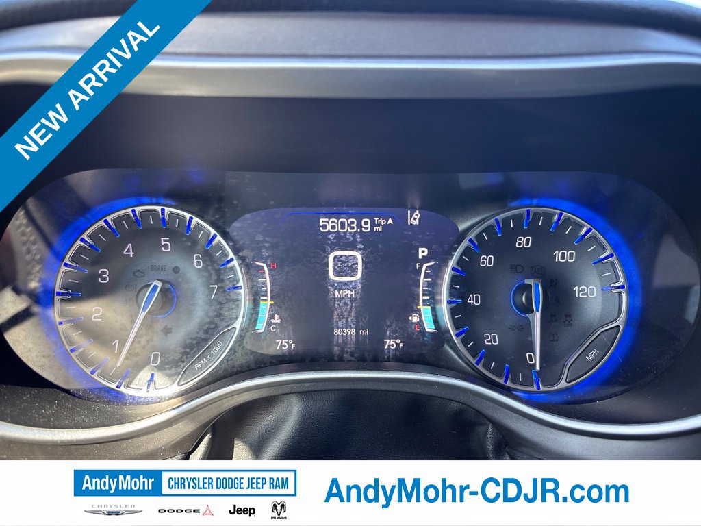 Used 2023 Chrysler Pacifica Touring-L FWD image 9