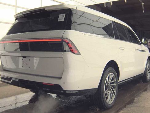 Used 2025 Lincoln Navigator L Reserve image 7