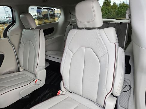 Used 2017 Chrysler Pacifica Limited image 21