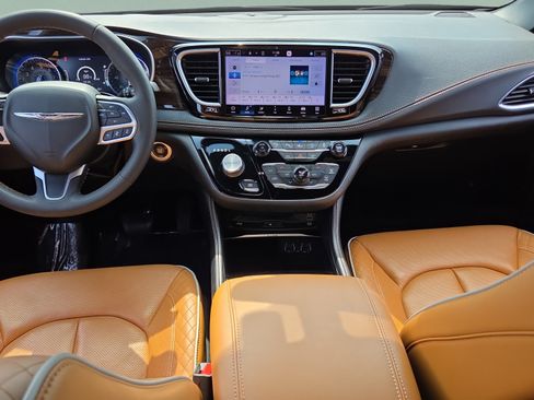 Used 2022 Chrysler Pacifica Pinnacle FWD image 12
