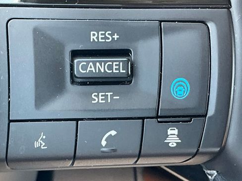Used 2024 Nissan Pathfinder Platinum w/ Black Appearance Package FWD image 28