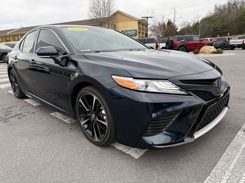 Used 2020 Toyota Camry XSE image 3