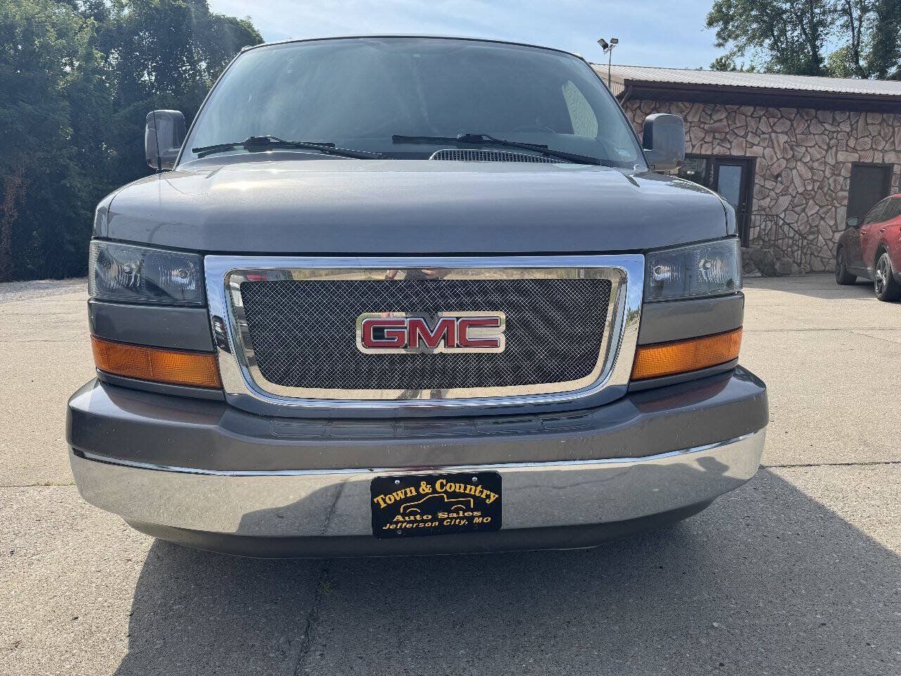 Used 2010 GMC Savana 1500 w/ Preferred Equipment Group RWD image 2