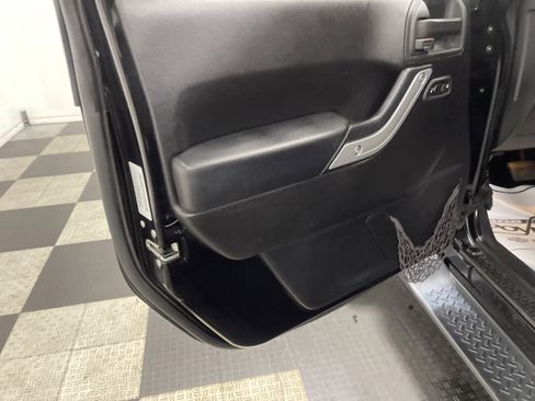 Used 2015 Jeep Wrangler Unlimited Sahara w/ Connectivity Group image 10