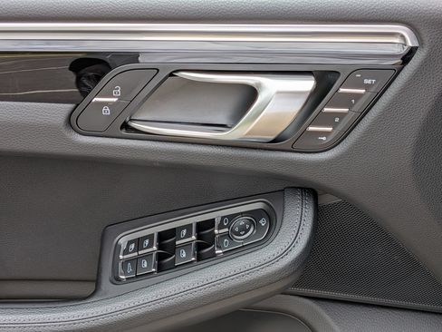 Certified 2022 Porsche Macan S AWD/4WD image 23