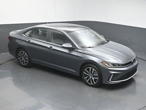 Used 2025 Volkswagen Jetta SE image 40