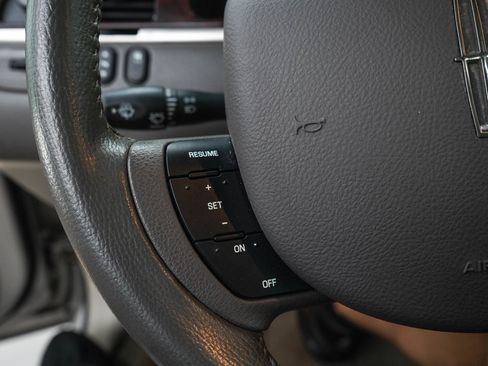 Used 2006 Lincoln Town Car Signature Limited RWD image 21