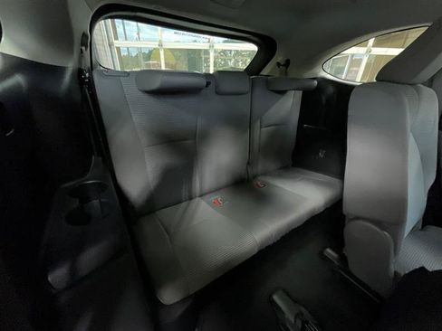 Used 2021 Toyota Highlander LE FWD image 28