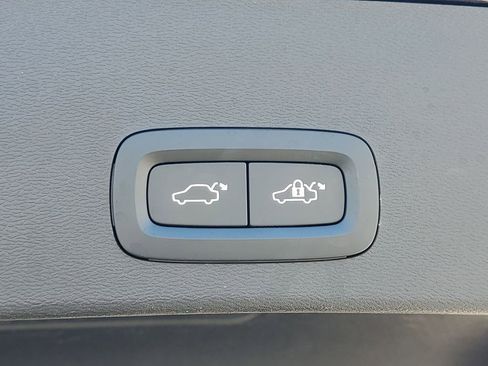 Used 2024 Volvo XC40 B5 Core AWD/4WD image 9
