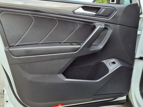 Used 2022 Volkswagen Tiguan SE w/ Panoramic Sunroof Package image 11