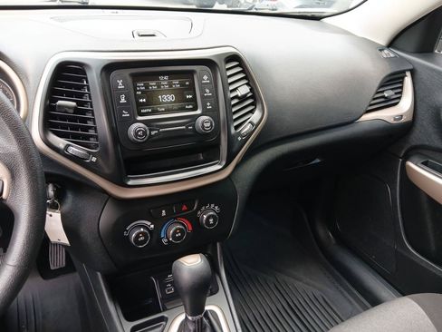 Used 2018 Jeep Cherokee Latitude FWD image 20
