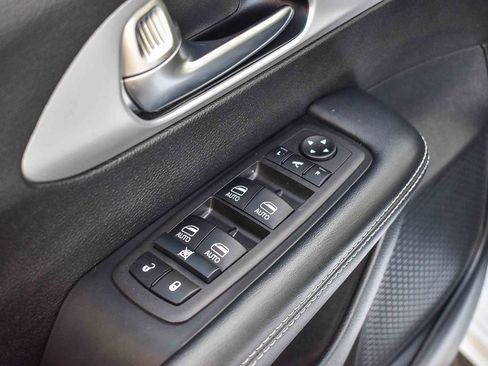 Used 2025 Chrysler Pacifica Limited image 20