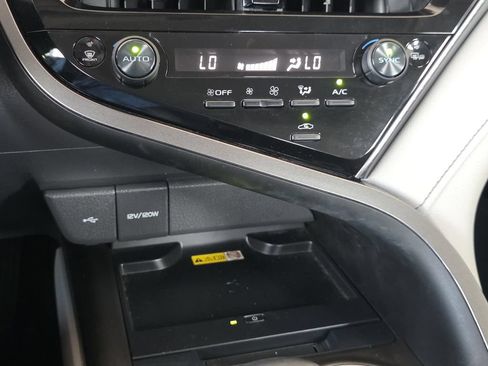 Used 2022 Toyota Camry SE FWD image 18
