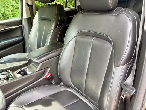 Used 2023 Jeep Grand Cherokee Limited AWD/4WD image 4