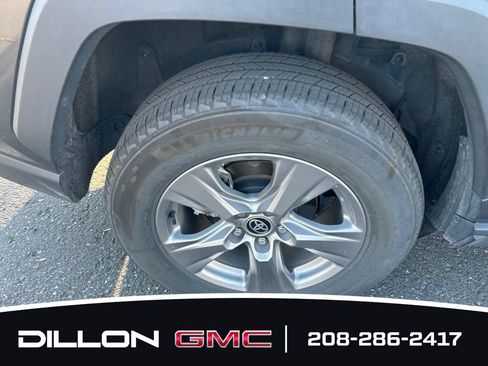 Used 2025 Toyota RAV4 XLE AWD/4WD image 26