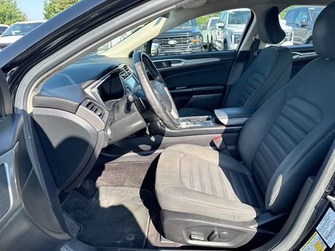 Used 2017 Ford Fusion SE w/ Fusion SE Technology Package FWD image 19