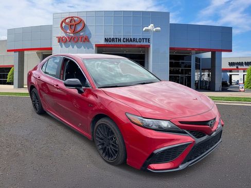 Used 2024 Toyota Camry SE image 3