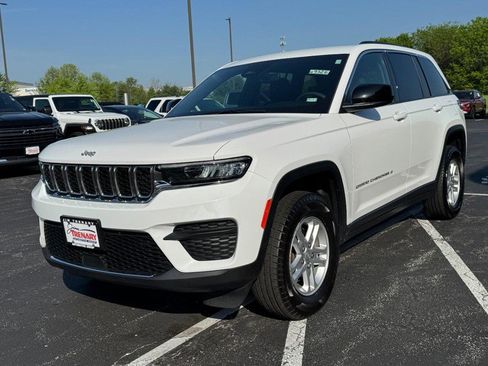 Used 2024 Jeep Grand Cherokee Laredo w/ Luxury Tech Group I AWD/4WD image 8