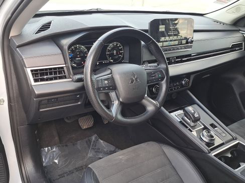 Used 2024 Mitsubishi Outlander SE FWD image 17