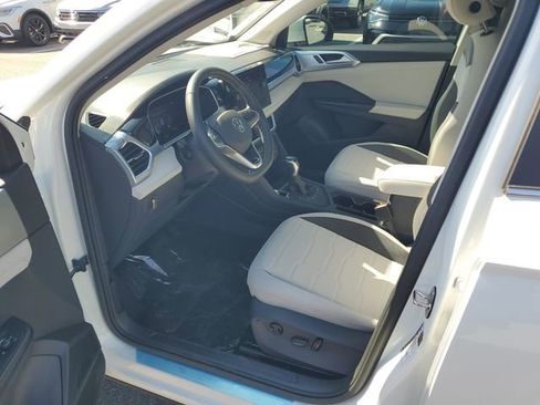 New 2026 Volkswagen Taos SE FWD image 16