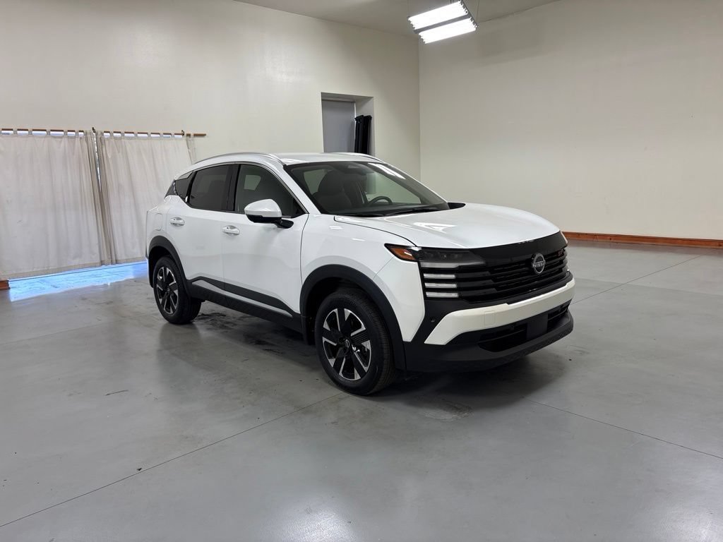 Used 2025 Nissan Kicks SR FWD image 2