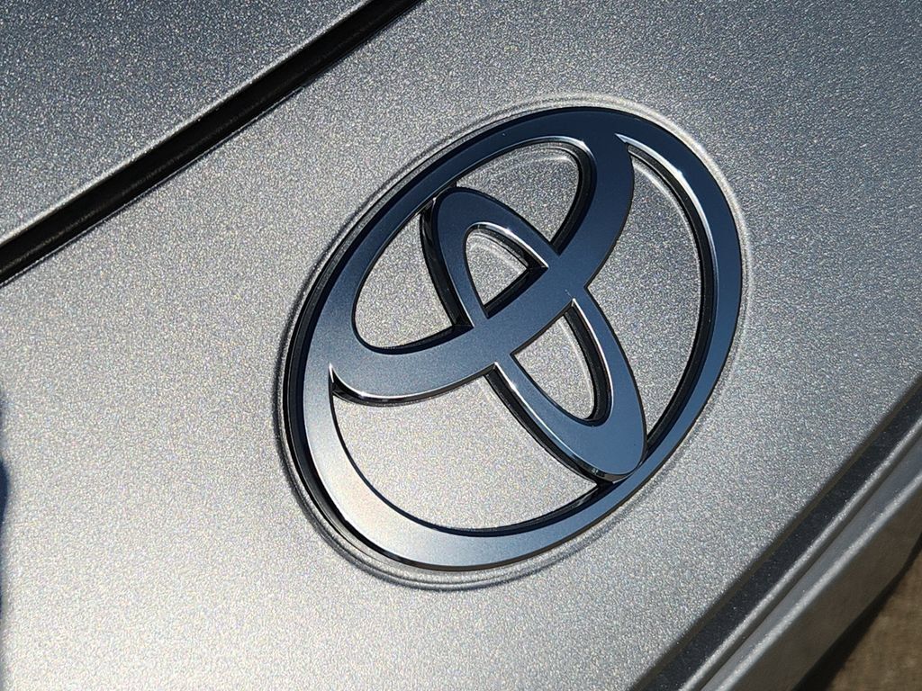New 2027 Toyota Prius FWD image 12