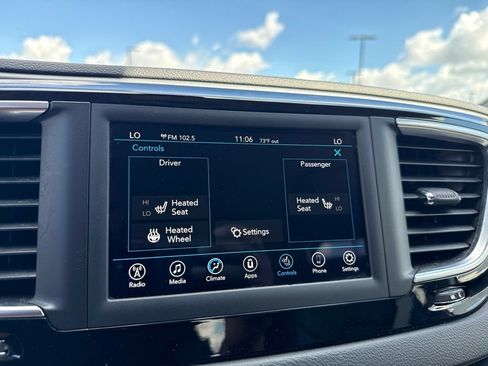 Used 2020 Chrysler Pacifica Touring-L FWD image 20
