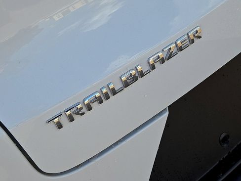 Used 2025 Chevrolet TrailBlazer LS w/ LS Convenience Package FWD image 13