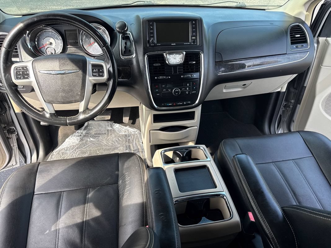 Used 2016 Chrysler Town & Country Touring FWD image 18